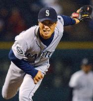 Hasegawa clinches 1st save in Seattle's 10-inning victory